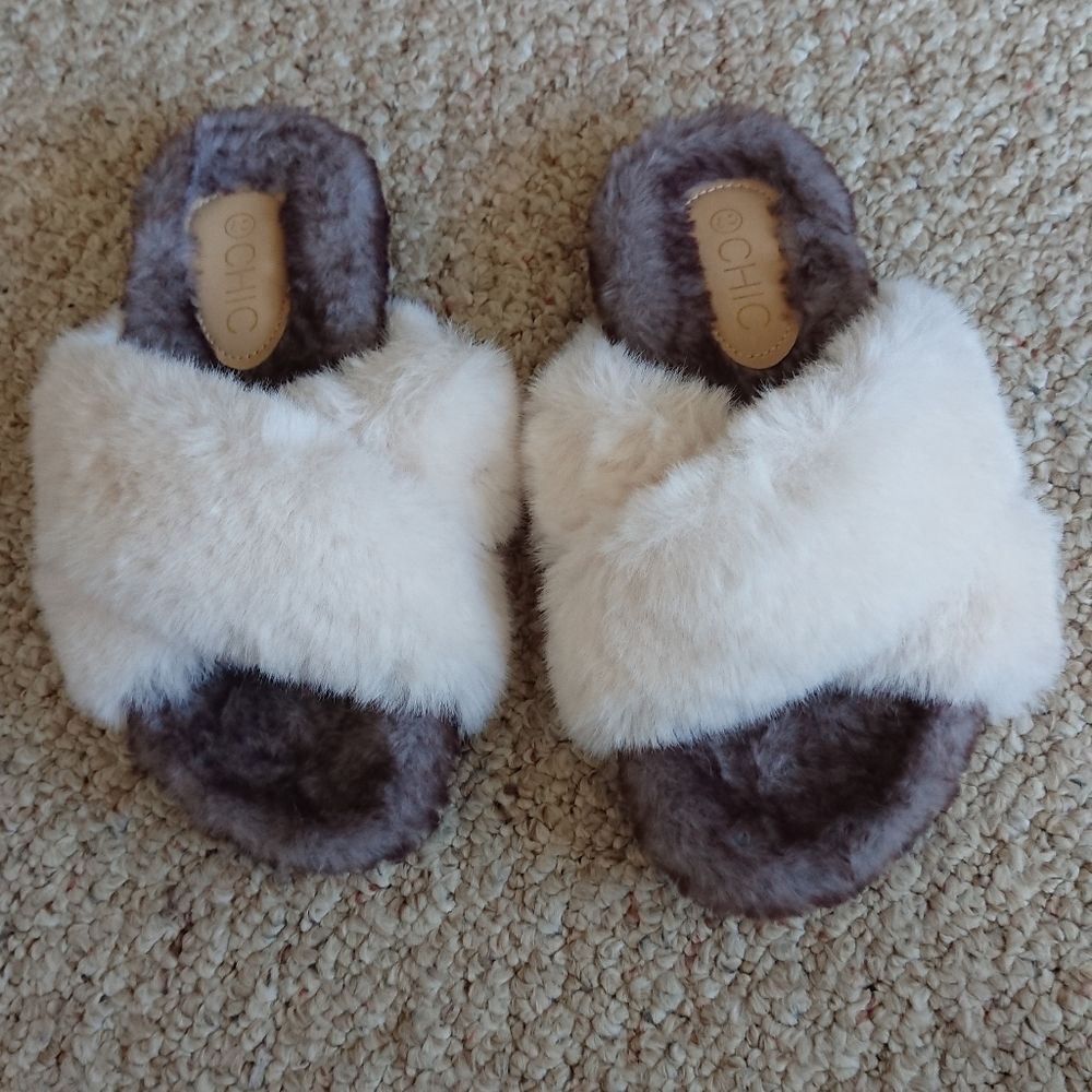 2 Chic Fluffy Slippers in White and Gray size 36
